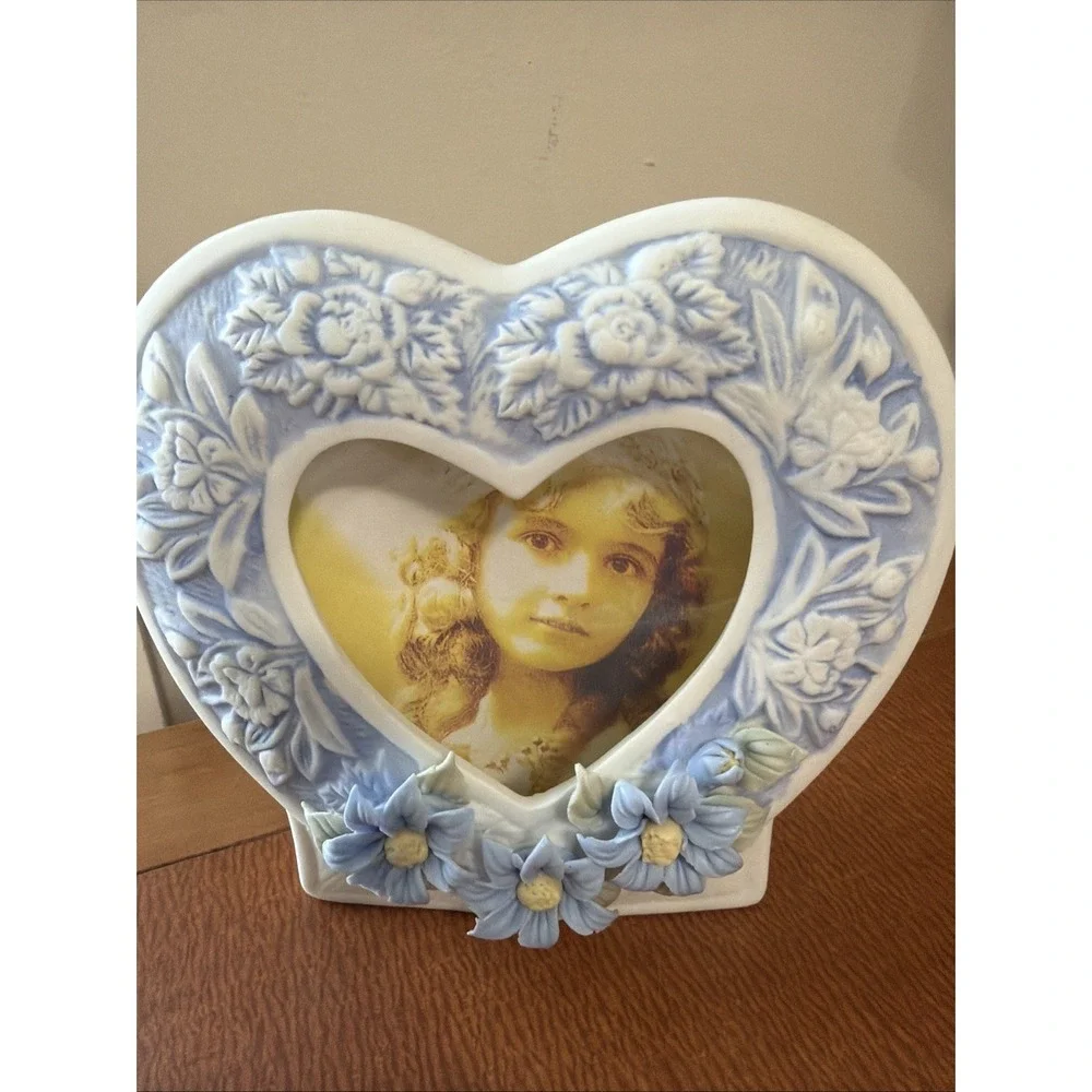 Porcelain Blue & White Heart Shaped Frame 3